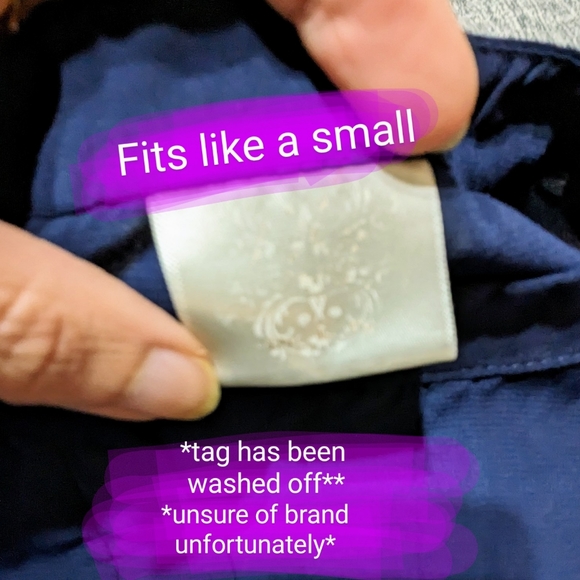 🎉 Vintage, fits like a small, tank blouse, comfy and flowy material in navy - Picture 2 of 9